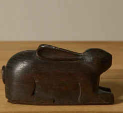 Pierce & Ward EARLY 20TH CENTURY HAND CARVED WOODEN RABBIT SCULPTURE | Objets D'Art