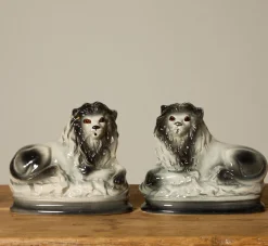 Pierce & Ward PAIR OF BLACK STAFFORDSHIRE LIONS | Ceramics | Objets D'Art